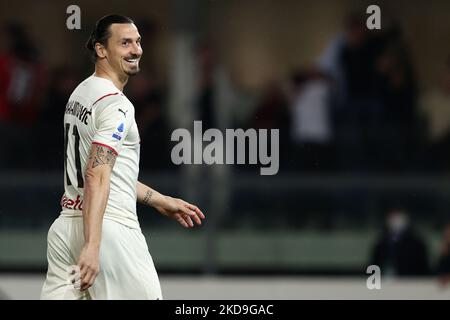 Zlatan Ibrahimovic (AC Mailand) während des spiels der italienischen Fußballserie A des FC Hellas Verona gegen AC Mailand am 08. Mai 2022 im Marcantonio Bentegodi-Stadion in Verona, Italien (Foto: Francesco Scaccianoce/LiveMedia/NurPhoto) Stockfoto