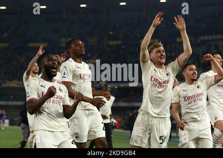 AC Mailand Spieler feiern nach dem Sieg während der italienischen Fußball-Serie Ein Spiel Hellas Verona FC gegen AC Mailand am 08. Mai 2022 im Marcantonio Bentegodi Stadion in Verona, Italien (Foto von Francesco Scaccianoce/LiveMedia/NurPhoto) Stockfoto