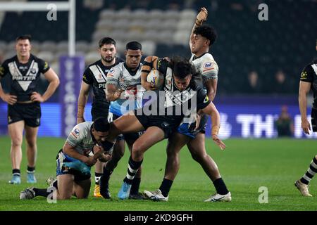 Der Neuseeländer Joseph Tapine wird während des Viertelfinalspiels der Rugby League World Cup im MKM Stadium, Kingston upon Hull, angegangen. Bilddatum: Samstag, 5. November 2022. Stockfoto