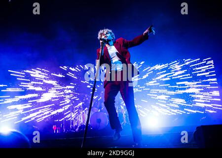 Luke Hemmings von der australischen Pop-Rock-Band aus Sydney 5 Sekunden Sommer in Konzert in Carroponte, Sesto San Giovanni, Italien, am 08 2022. Mai (Foto: Mairo Cinquetti/NurPhoto) Stockfoto