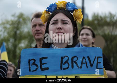 Pro-ukrainische Demonstration in Warschau, Polen, am 8. Mai 2022. Ukrainer und Polen marschierten am 8.. Mai durch Warschau - ein traditioneller "Siegestag", der WW2 endete. Die Demonstranten riefen Westeuropa zu mehr Aktionen, zu mehr Anstrengungen bei der Bewaffnung der Ukraine und zur Beendigung der russischen Invasion auf. Der marsch endete vor der russischen Botschaft. (Foto von Piotr Lapinski/NurPhoto) Stockfoto