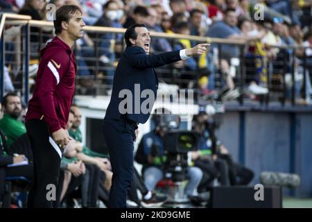 Der FC Sevilla Manager Julen Lopetegui (L) und Villarreals Cheftrainer Unai Emery (R) während des La Liga-Spiels zwischen dem FC Villarreal und dem FC Sevilla am 8. Mai 2022 im Stadion La Ceramica. (Foto von Jose Miguel Fernandez/NurPhoto) Stockfoto