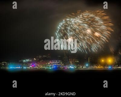 Sheerness, Kent, Großbritannien. 5.. November 2022. Das Southend-on-Sea in Essex Feuerwerk wird heute Abend am Lagerfeuer gezeigt - aufgenommen von Sheerness, Kent (auf der anderen Seite der Themse-Mündung). Kredit: James Bell/Alamy Live Nachrichten Stockfoto