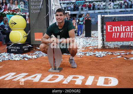 Carlos Alcaraz aus Spanien feiert mit der Siegertrophäe nach dem Sieg gegen Alexander Zverev aus Deutschland beim Finale des ATP-Spiels während der Mutua Madrid Open 2022, die am 08. Mai 2022 in La Caja Magica in Madrid, Spanien, gefeiert wurde (Foto von Oscar Gonzalez/NurPhoto) Stockfoto