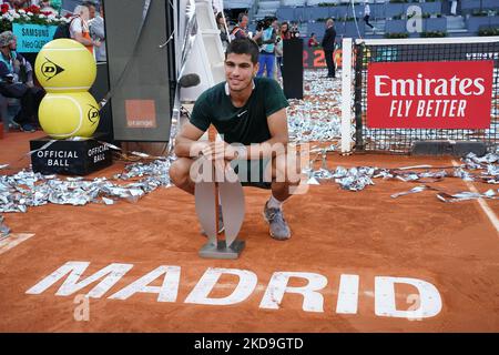 Carlos Alcaraz aus Spanien feiert mit der Siegertrophäe nach dem Sieg gegen Alexander Zverev aus Deutschland beim Finale des ATP-Spiels während der Mutua Madrid Open 2022, die am 08. Mai 2022 in La Caja Magica in Madrid, Spanien, gefeiert wurde (Foto von Oscar Gonzalez/NurPhoto) Stockfoto