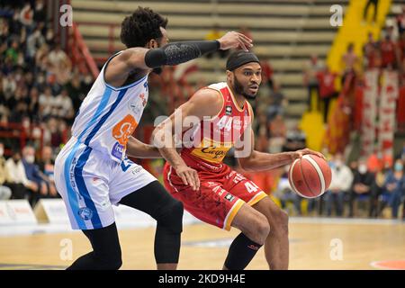 Vee Sanford (44) Victoria Libertas Pesaro während der Serie A1 des italienischen LBA Basketball Championship-Spiels Gevi Napoli Basket gegen Victoria Libertas Pesaro im Palabarbuto - Napoli, 08. Mai 2022 (Foto von Salvatore Varo/LiveMedia/NurPhoto) Stockfoto