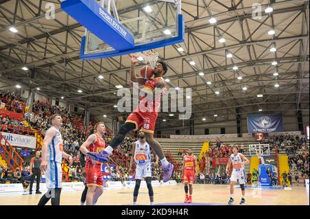 Tyrique Jones (88) Victoria Libertas Pesaro während der Serie A1 des italienischen LBA Basketball Championship-Spiels Gevi Napoli Basket gegen Victoria Libertas Pesaro im Palabarbuto - Napoli, 08. Mai 2022 (Foto von Salvatore Varo/LiveMedia/NurPhoto) Stockfoto