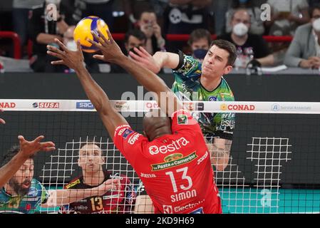 anderson matthew (n1 Sir Safety conad perugia) / simon Robertlandy (n.13 cucine Lube civitanova) während des Volleyball-Spiels der italienischen Serie A der Männer in der Superliga - Sir Safety Conad Perugia gegen Cucine Lube Civitanova am 08. Mai 2022 im Pala Barton in Perugia, Italien (Foto von Loris Cerquiglini/LiveMedia/NurPhoto) Stockfoto