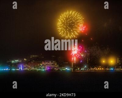 Sheerness, Kent, Großbritannien. 5.. November 2022. Das Southend-on-Sea in Essex Feuerwerk wird heute Abend am Lagerfeuer gezeigt - aufgenommen von Sheerness, Kent (auf der anderen Seite der Themse-Mündung). Kredit: James Bell/Alamy Live Nachrichten Stockfoto