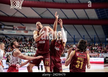 Valerio Mazzola (Umana Reyer Venezia) und Jordan Morgan (Umana Reyer Venezia) während der Italienischen Basketball A Serie Championship Umana Reyer Venezia vs A X Armani Exchange Milano am 08. Mai 2022 im Taliercio in Venedig, Italien (Foto: Mattia Radoni/LiveMedia/NurPhoto) Stockfoto