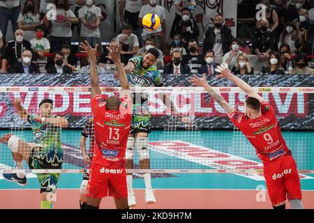 wilfredo leon venero (n.9 SIR Safety conad perugia)&#XA; / simon robertlandy (n.13 cucine Lube civitanova) während des Volleyball-Spiels der italienischen Serie A der Männer-Superliga-Meisterschaft - Sir Safety Conad Perugia vs Cucine Lube Civitanova am 08. Mai 2022 im Pala Barton in Perugia, Italien (Foto von Loris Cerquiglini/LiveMedia/NurPhoto) Stockfoto