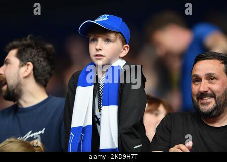 Everton-Fans feiern den Sieg beim Premier League-Spiel zwischen Leicester City und Everton im King Power Stadium, Leicester am Sonntag, den 8.. Mai 2022. (Foto von Jon Hobley/MI News/NurPhoto) Stockfoto