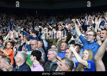 Everton-Fans feiern den Sieg beim Premier League-Spiel zwischen Leicester City und Everton im King Power Stadium, Leicester am Sonntag, den 8.. Mai 2022. (Foto von Jon Hobley/MI News/NurPhoto) Stockfoto