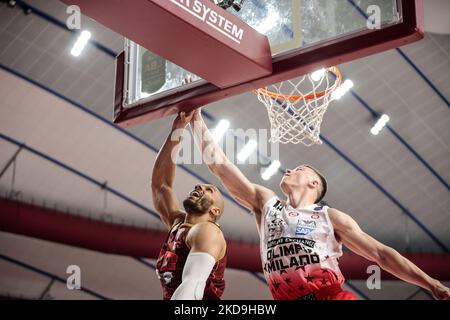 Jordan Morgan (Umana Reyer Venezia) und Kaleb Tarczewski (A X Armani Exchange Milano) während der italienischen Basketball A Serie Championship Umana Reyer Venezia vs A X Armani Exchange Milano am 08. Mai 2022 im Taliercio in Venedig, Italien (Foto: Mattia Radoni/LiveMedia/NurPhoto) Stockfoto