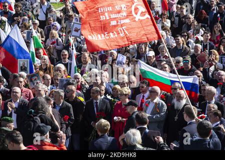 Flagge der Roten Armee vor dem Denkmal der Sowjetischen Armee in Sofia während der Feierlichkeiten zum Siegestag in Sofia, Bulgarien, 09. Mai 2022. Am 09. Mai 2022 jährte sich zum 77.. Mal seit der Kapitulation Nazi-Deutschlands im Jahr 1945 der Siegesstag. (Foto von Hristo Vlacev/NurPhoto) Stockfoto