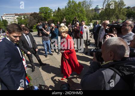 Russische Botschafterin in Bulgarien Eleonora Mitrofanova vor dem Denkmal der sowjetischen Armee in Sofia während der Feierlichkeiten zum Siegestag in Sofia, Bulgarien, 09. Mai 2022. Am 09. Mai 2022 jährte sich zum 77.. Mal seit der Kapitulation Nazi-Deutschlands im Jahr 1945 der Siegesstag. (Foto von Hristo Vlacev/NurPhoto) Stockfoto