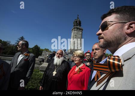 Russische Botschafterin in Bulgarien Eleonora Mitrofanova vor dem Denkmal der sowjetischen Armee in Sofia während der Feierlichkeiten zum Siegestag in Sofia, Bulgarien, 09. Mai 2022. Am 09. Mai 2022 jährte sich zum 77.. Mal seit der Kapitulation Nazi-Deutschlands im Jahr 1945 der Siegesstag. (Foto von Hristo Vlacev/NurPhoto) Stockfoto