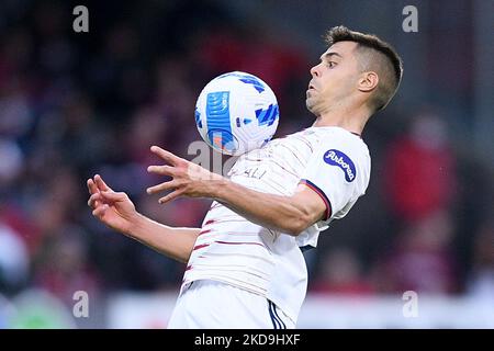 Alberto Grassi von Cagliari Calcio kontrolliert den Ball während des Serie-A-Spiels zwischen US Salernitana 1919 und dem FC Cagliari Calcio am 8. Mai 2022 in Salerno, Italien. (Foto von Giuseppe Maffia/NurPhoto) Stockfoto