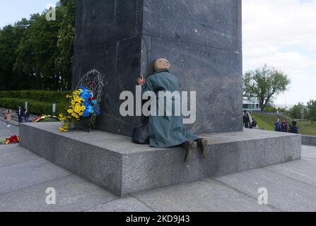 Eine Frau reagiert auf das Grab des unbekannten Soldaten während der Feierlichkeiten zum Siegestag im Zweiten Weltkrieg, während der russischen Invasion in der Ukraine, im Park des ewigen Ruhms in Kiew, Ukraine 9. Mai 2022. (Foto von STR/NurPhoto) Stockfoto