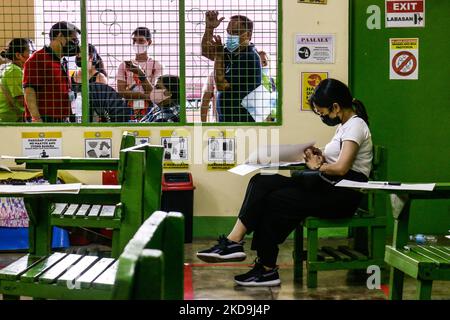 Szene im Wahlbezirk während der nationalen und lokalen Wahlen in Metro Manila, Philippinen, am 9. Mai 2022. Die philippinischen Wähler gaben während der Wahlen 2022 ihre Stimme ab. (Foto von Ryan Eduard Benaid/NurPhoto) Stockfoto