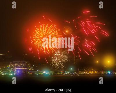 Sheerness, Kent, Großbritannien. 5.. November 2022. Das Southend-on-Sea in Essex Feuerwerk wird heute Abend am Lagerfeuer gezeigt - aufgenommen von Sheerness, Kent (auf der anderen Seite der Themse-Mündung). Kredit: James Bell/Alamy Live Nachrichten Stockfoto