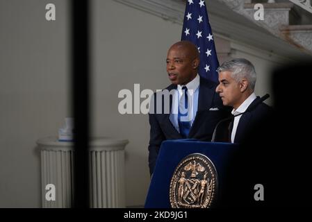 NEW YORK, NEW YORK - 09. MAI: Der Londoner Bürgermeister Sadiq Khan trifft sich mit dem Bürgermeister von New York, Ertic Adams, in der NYC City Hall Rotunda, um am 9. Mai 2022 in New York City, USA, eine Ankündigung zu machen. Der Londoner Bürgermeister Sadiq Khan ist nach New York gekommen, um eine Tour durch die USA zu beginnen, die darauf abzielt, die Londoner Wirtschaft anzukurbeln. In den nächsten vier Tagen wird der Bürgermeister von London nach San Francisco, ins Silicon Valley und nach Los Angeles reisen. Die Tour umfasst Treffen mit hochrangigen Politikern und Wirtschaftsführern bei Google und LinkedIn. (Foto von John Nacion/NurPhoto) Stockfoto