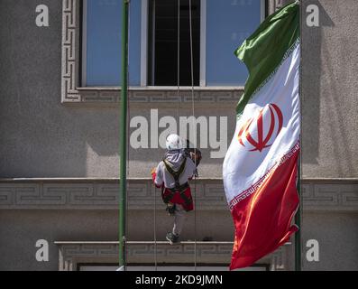 Eine Frau der iranischen Rothalbmond-Gesellschaft klettert am 9. Mai 2022 im Süden Teherans im Rahmen einer Zeremonie zum 100.. Jahrestag der Gründung der Organisation ein Gebäude hinab. (Foto von Morteza Nikoubazl/NurPhoto) Stockfoto