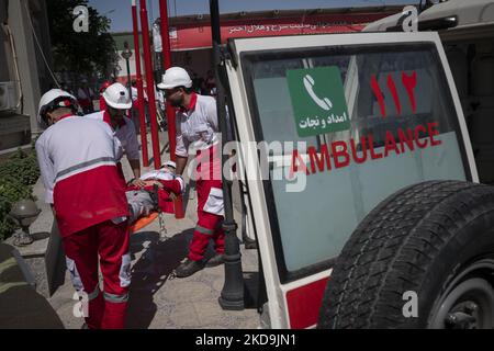 Mitglieder der iranischen Rothalbmondgesellschaft treten am 9. Mai 2022 in Südtehran bei einer Zeremonie anlässlich des 100.. Jahrestages der Gründung der Organisation auf. (Foto von Morteza Nikoubazl/NurPhoto) Stockfoto