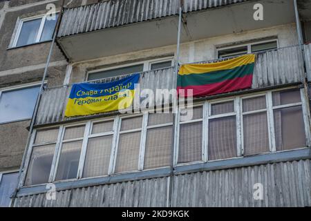 Ukrainische und litauische Flaggen, die auf dem balkon des wohnblocks aus der sowjetzeit zur Unterstützung der ukrainischen Bevölkerung während des russischen Krieges in der Ukraine ausgestellt sind, sind am 30. April 2022 in Klaipeda, Litauen, zu sehen (Foto: Michal Fludra/NurPhoto) Stockfoto