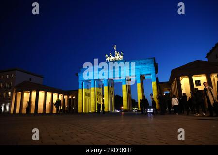 Der französische Präsident Emmanuel Macron (L) und Bundeskanzler Olaf Scholz besuchen am 9. Mai 2022 das mit der ukrainischen Flagge erleuchtete Brandenburger Tor in Berlin. (Foto von Emmanuele Contini/NurPhoto) Stockfoto