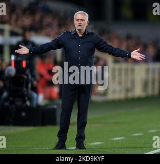 José’ Mourinho-Manager von AS Roma zeigt sich während des Serie-A-Spiels zwischen ACF Fiorentina und AS Roma am 9. Mai 2022 in Florenz, Italien. (Foto von Giuseppe Maffia/NurPhoto) Stockfoto