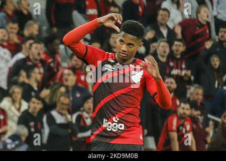 Ceará-Spieler Abner feiert sein Tor im Spiel gegen Athletico PR für die Brasilianische Liga Serie A 2022 - Runde 5 im Stadion Arena da Baixada in Curitiba-PR/Brasilien. (Foto von Gabriel Machado/NurPhoto) Stockfoto