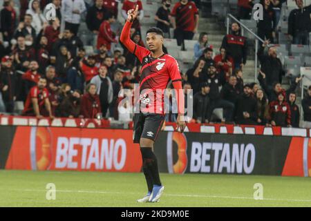 Ceará-Spieler Abner feiert sein Tor im Spiel gegen Athletico PR für die Brasilianische Liga Serie A 2022 - Runde 5 im Stadion Arena da Baixada in Curitiba-PR/Brasilien. (Foto von Gabriel Machado/NurPhoto) Stockfoto