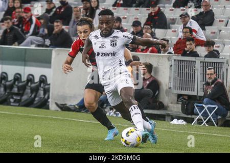 Spieler Canobbio von Athletico PR streitet gegen Spieler Mendoza von Ceará während des Spiels zwischen Athletico PR und Ceará für die Brasilianische Liga Serie A 2022 - Runde 5 im Stadion Arena da Baixada in Curitiba-PR. (Foto von Gabriel Machado/NurPhoto) Stockfoto