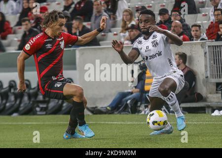 Spieler Canobbio von Athletico PR streitet gegen Spieler Mendoza von Ceará während des Spiels zwischen Athletico PR und Ceará für die Brasilianische Liga Serie A 2022 - Runde 5 im Stadion Arena da Baixada in Curitiba-PR. (Foto von Gabriel Machado/NurPhoto) Stockfoto