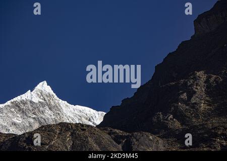 Langtang Lirung Peak aus Sicht des Dorfes Langtang, Teil des Langtang Himal Berges in Nepal mit dem höchsten Punkt in einer Höhe von 7234m oder 23734 Fuß. Der Langtang Lirung ist der 99. höchste Berg der Welt und wurde 1978 zum ersten Mal erreicht. Am 25. April 2015 führte ein massives Erdbeben der Stärke 7,8 zu einer Lawine und einem Erdrutsch im Dorf Langtang, bei dem direkt 243 Menschen getötet und das Dorf verschwungen wurden. Der Langtang National Park ist ein beliebtes Trekking- und Reiseland für ausländische Wanderer und Einheimische. Die Bewohner des Dorfes sind Tamang-Tibeter mit Ursprung in T Stockfoto