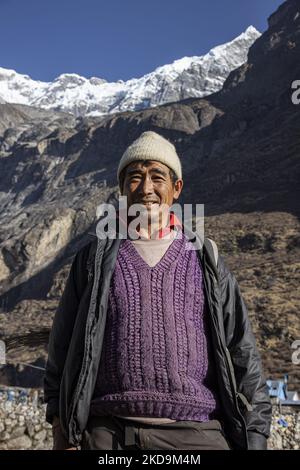 Ein Einheimischer, der unter dem Langtang Lirung-Gipfel gesehen wurde. Langtang Lirung Peak aus Sicht des Dorfes Langtang, Teil des Langtang Himal Berges in Nepal mit dem höchsten Punkt in einer Höhe von 7234m oder 23734 Fuß. Der Langtang Lirung ist der 99. höchste Berg der Welt und wurde 1978 zum ersten Mal erreicht. Am 25. April 2015 führte ein massives Erdbeben der Stärke 7,8 zu einer Lawine und einem Erdrutsch im Dorf Langtang, bei dem direkt 243 Menschen getötet und das Dorf verschwungen wurden. Der Langtang National Park ist ein beliebtes Trekking- und Reiseland für ausländische Wanderer und Einheimische, die hier leben Stockfoto