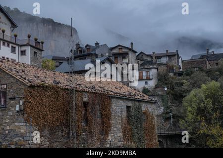 Die alten mittelalterlichen Gebäude in der Gemeinde Torla-Ordesa, bedeckt mit Nebel in Huesca, Aragon, Spanien Stockfoto