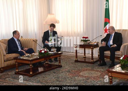 Ein Foto der Publikation, die vom Pressedienst der algerischen Präsidentschaft veröffentlicht wurde, zeigt, dass der algerische Präsident Abdelmadjid Tebboune (rechts) am 10. Mai 2022 im Palast El Mouradia in Algier, Algerien, mit dem russischen Außenminister Sergej Lawrow (links) zusammentreffen wird. Russischer Außenminister Sergej Lawrow zu einem offiziellen Besuch in Algerien (Foto by APP/NurPhoto) Stockfoto