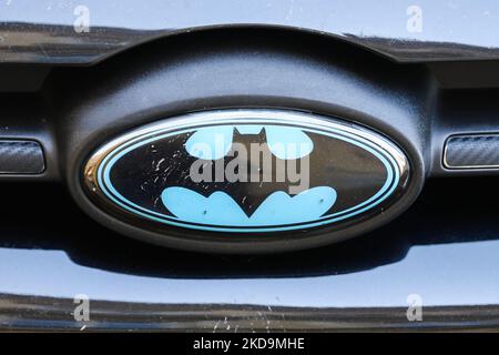 Das Batman-Logo ist auf einem Auto-Emblem in Krakau, Polen, am 10. Mai 2022 zu sehen. (Foto von Jakub Porzycki/NurPhoto) Stockfoto