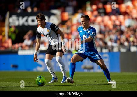 Sergio Canales (R) von Real Betis kämpft mit Jesus Vazquez von Valencia CF während des La Liga Santander-Spiels zwischen Valencia CF und Real Betis im Mestalla-Stadion, 10. Mai 2022, Valencia, Spanien, um den Ball. (Foto von David Aliaga/NurPhoto) Stockfoto