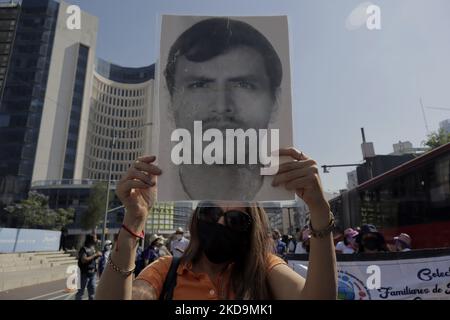 Ein Mitglied der Karawane der zentralamerikanischen und mexikanischen Mütter und Väter hält ein Foto, während er auf dem Paseo de la Reforma zum Unabhängigkeitsengel in Mexiko-Stadt marschiert, um zum Muttertag in Mexiko das Erscheinen ihrer vermissten Verwandten zu fordern. (Foto von Gerardo Vieyra/NurPhoto) Stockfoto