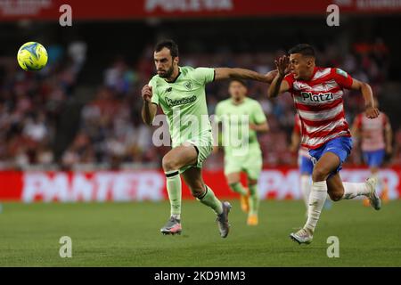 Inigo Lekue, Athletic Club und Uzuni, aus Granada CF beim La Liga-Spiel zwischen Granada CF und Athletic Club im Nuevo Los Carmenes Stadion am 10. Mai 2022 in Granada, Spanien. (Foto von Álex Cámara/NurPhoto) Stockfoto