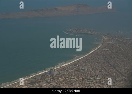 Luftaufnahme von Lima mit dem Viertel La Punta und der Insel San Lorenzo aus einem FLUGZEUG. Am Dienstag, den 05. April 2022, auf dem internationalen Flughafen Jorge Chavez, Lima, Peru. (Foto von Artur Widak/NurPhoto) Stockfoto