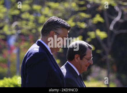 Der zypriotische Präsident Nicos Anastasiades, rechts, tritt mit dem kroatischen Premierminister Andrej Plenkovic vor ihrem Treffen im Präsidentenpalast in der Hauptstadt Nikosia zusammen. Zypern, Mittwoch, 11. Mai 2022. Der Besuch von Plenkovic findet inmitten des anhaltenden Krieges Russlands in der Ukraine statt, den er mit dem zyprischen Präsidenten erörtern wird, sowie der Bemühungen der Europäischen Union, ihre Abhängigkeit von russischem Öl und Gas zu verringern. (Foto von Danil Shamkin/NurPhoto) Stockfoto