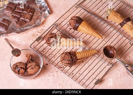 Schokoladeneis auf einem Metallgestell mit Schaufel aus rostfreiem Stahl, selektiver Fokus, Nahaufnahme Stockfoto
