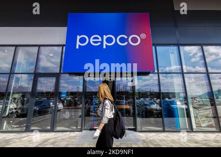 Das Pepco-Logo ist am 23. April 2022 im Pepco-Discounter in Andrychow, Polen, zu sehen. (Foto von Beata Zawrzel/NurPhoto) Stockfoto