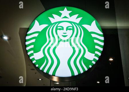 Das Starbucks Coffee-Logo ist am 29. April 2022 in einem Einkaufszentrum in Krakau, Polen, zu sehen. (Foto von Beata Zawrzel/NurPhoto) Stockfoto