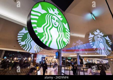 Starbucks Coffee Shop im Einkaufszentrum Galleria Krakowska in Krakau, Polen, am 29. April 2022. (Foto von Beata Zawrzel/NurPhoto) Stockfoto