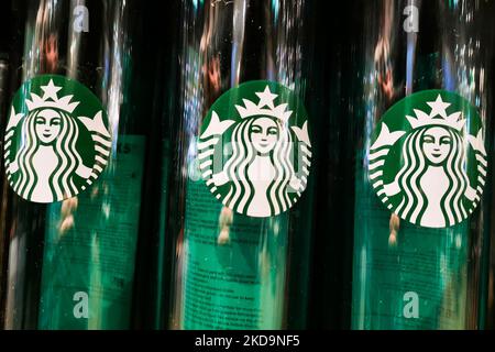 Am 29. April 2022 werden die Starbucks Flaschen von Reusabkle im Starbucks Coffee Shop in Krakau, Polen, gesehen. (Foto von Beata Zawrzel/NurPhoto) Stockfoto